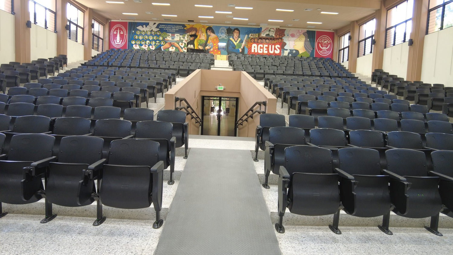 Auditorio equipado con butacas instaladas por ConstruMarket